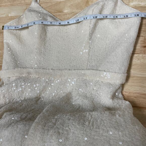 Mac Duggal IEENA NWT V-Neck Sequined Ball Gown Size 6 Pearl On Seam Pockets - Picture 6 of 10